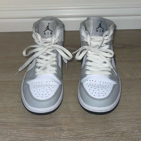 Air Jordan 1 Mid “Wolf Grey” – Women’s Size 6 - Picture 4 of 9